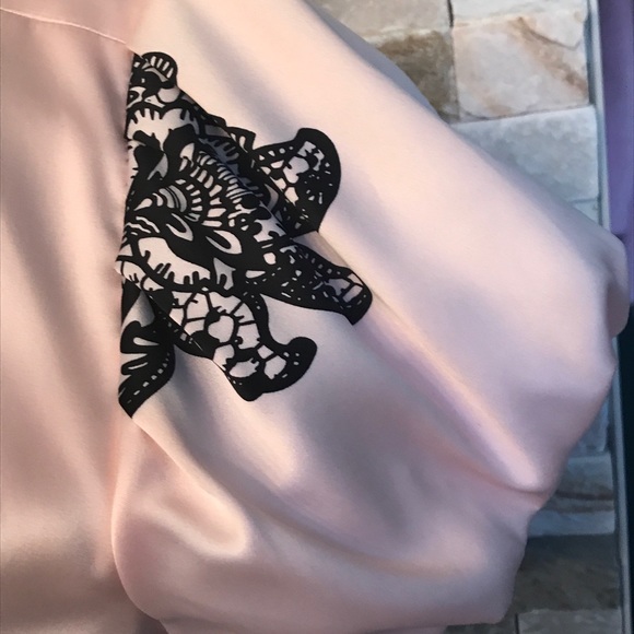 EXPRESS satin pink/ black deep V cap sleeve blouse - Picture 3 of 6